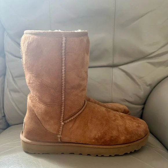 UGG - UGG Classic Shorts II Boots - Great Condition! - Picture 6 of 10